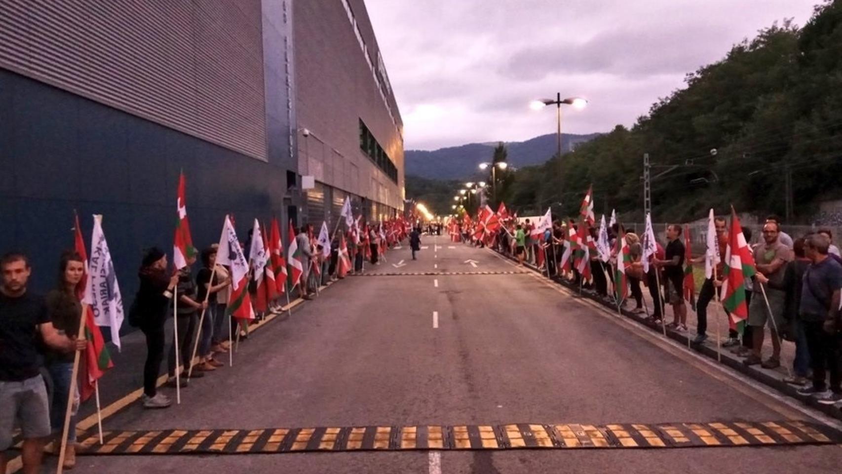 Simpatizantes de Sortu reciben en Bilbao el féretro del etarra Kepa del Hoyo.