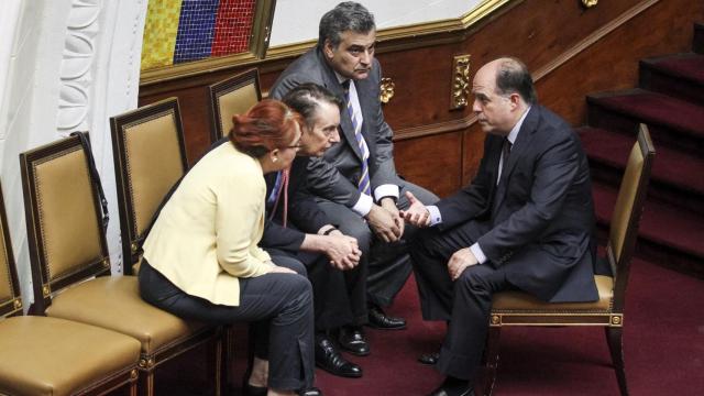 El presidente del Parlamento, Julio Borges, conversa con los embajadores de México, Reino Unido, y España.