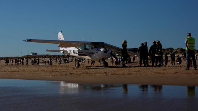 La avioneta, en la playa donde aterrizó.