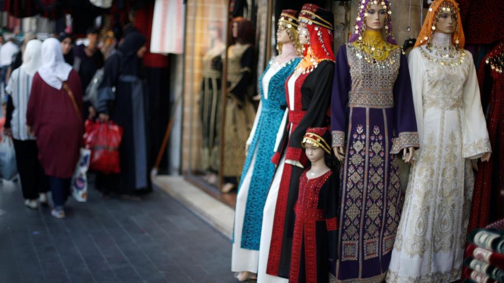 Ropa tradicional jordana expuesta en la ciudad de Ammán.