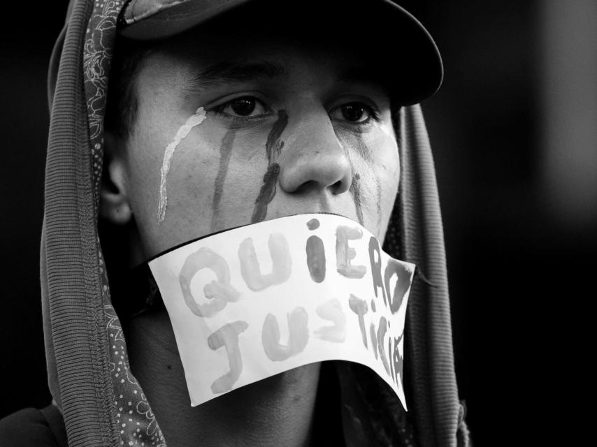 Un venezolano clama justicia.