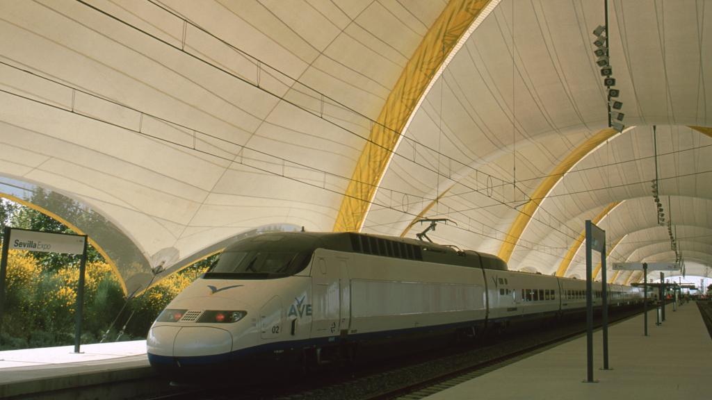 Tren Ave en la estación sevillana desde la que acercarse a la Expo del 92.