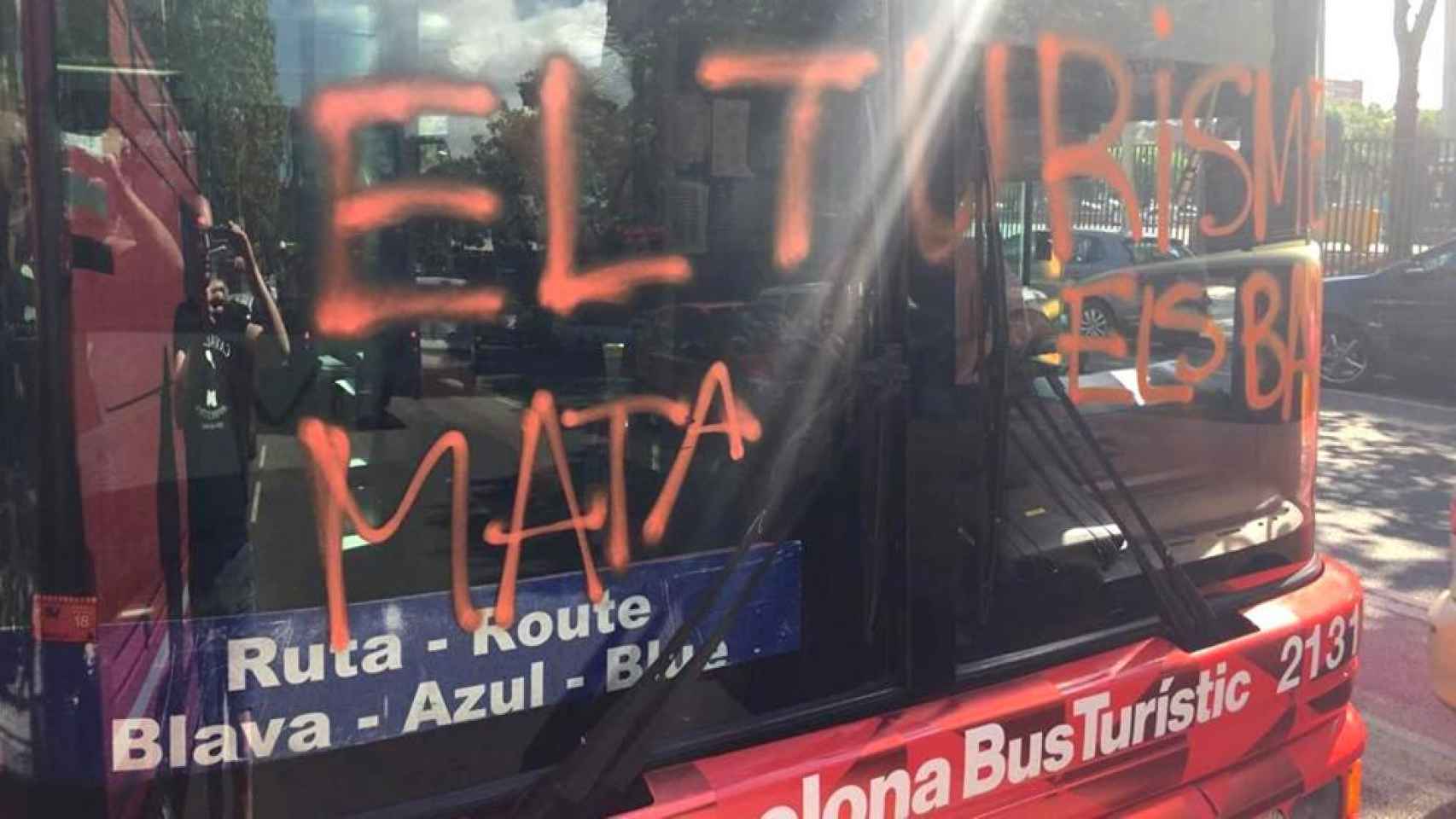 Arran, que se suele reunir en La Barraqueta, perpetró este ataque contra un bus turístico en Barcelona