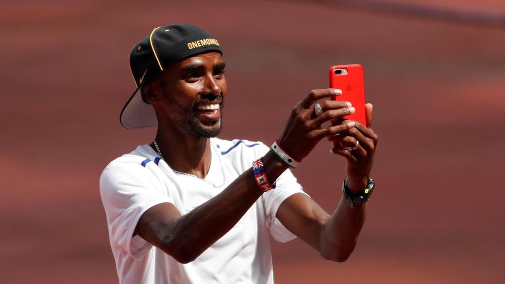 Farah haciéndose unos selfies el jueves por la mañana en el Estadio Olímpico.