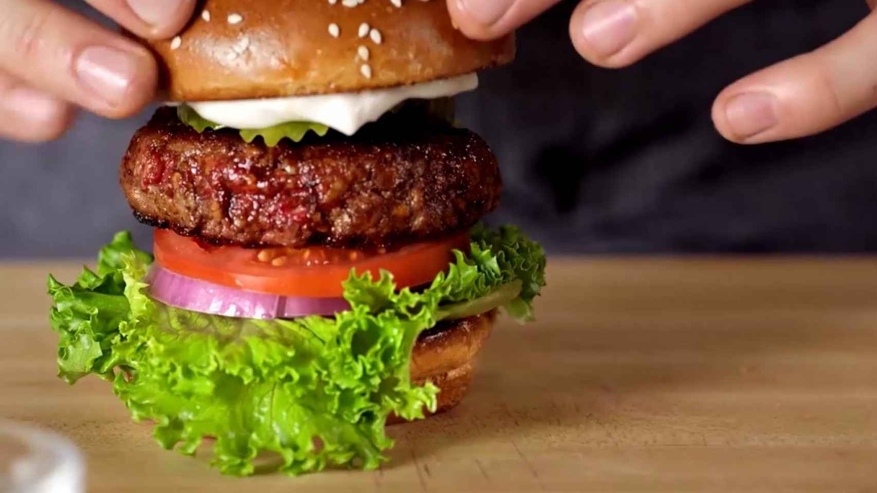 La OCU ha analizado las calidades de la carne de hamburguesa envasada.