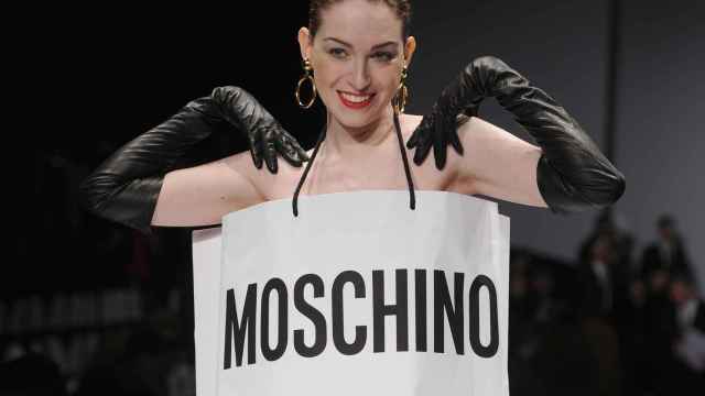 Una modelo en el desfile de Moschino 2014 con un vestido que imita su bolsa de papel. | Foto: Getty Images.