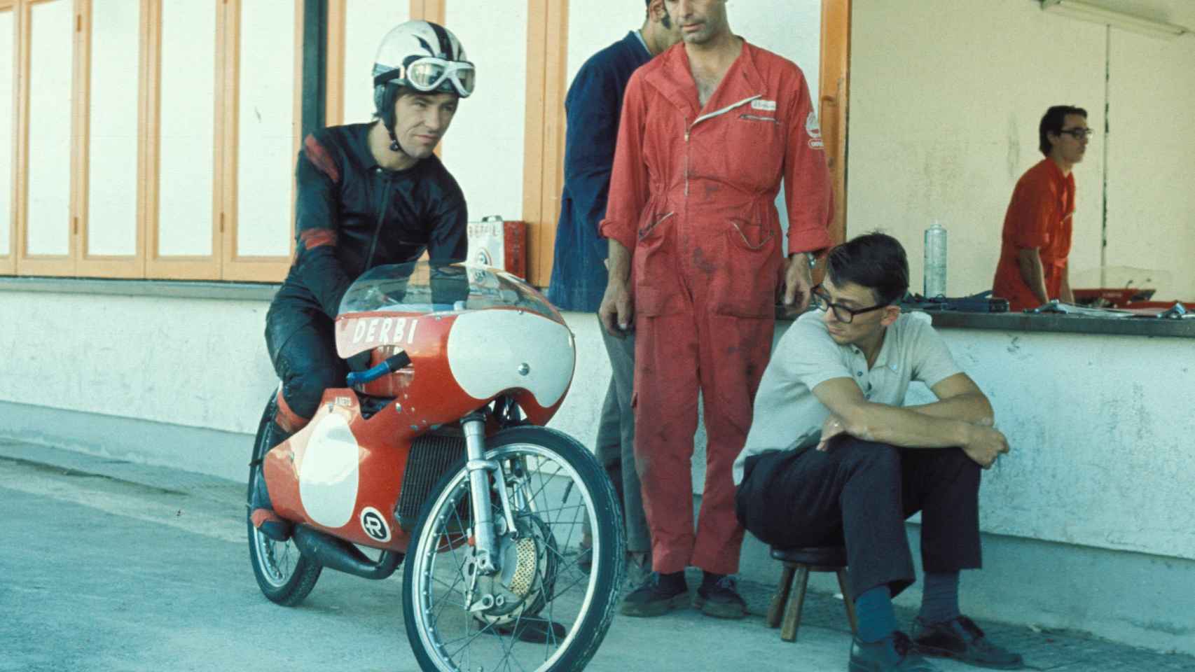 Ángel Nieto, en una foto de su juventud iniciándose en las motos.
