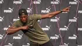 Usain Bolt hace el arquero en un acto previo al Mundial de Londres.