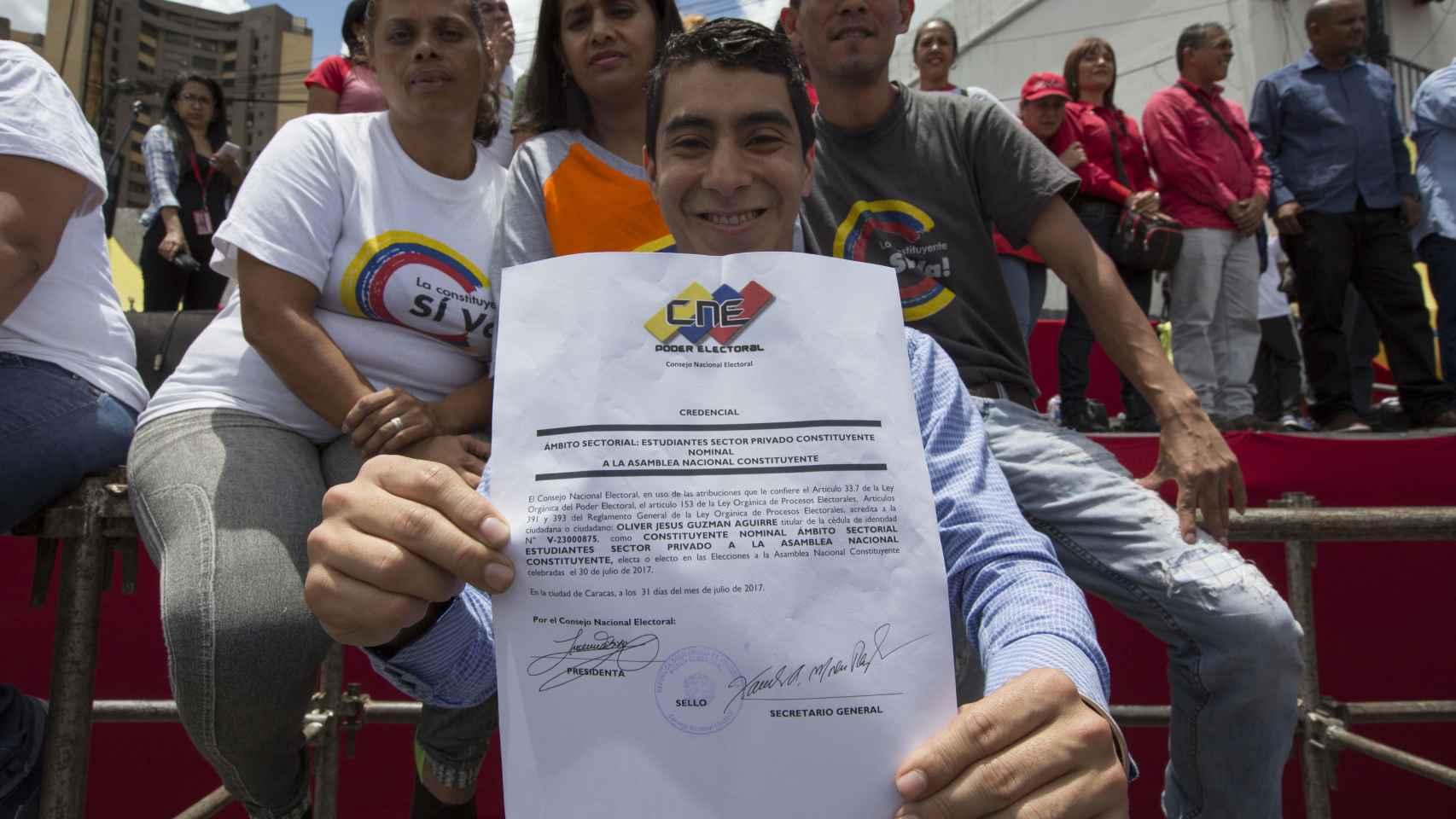 Olivier Guzmán, uno de los miembros de la Constituyente, muestra el documento que lo acredita