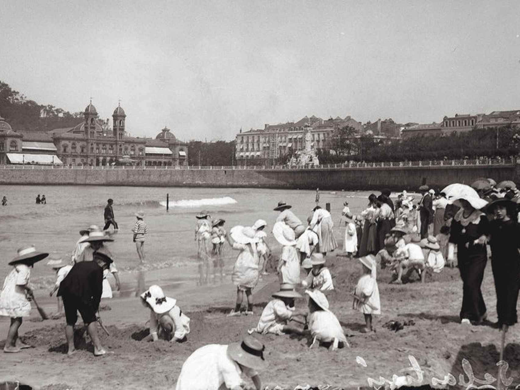 Bañistas disfrutando de la playa de San Sebastián a principios de siglo.