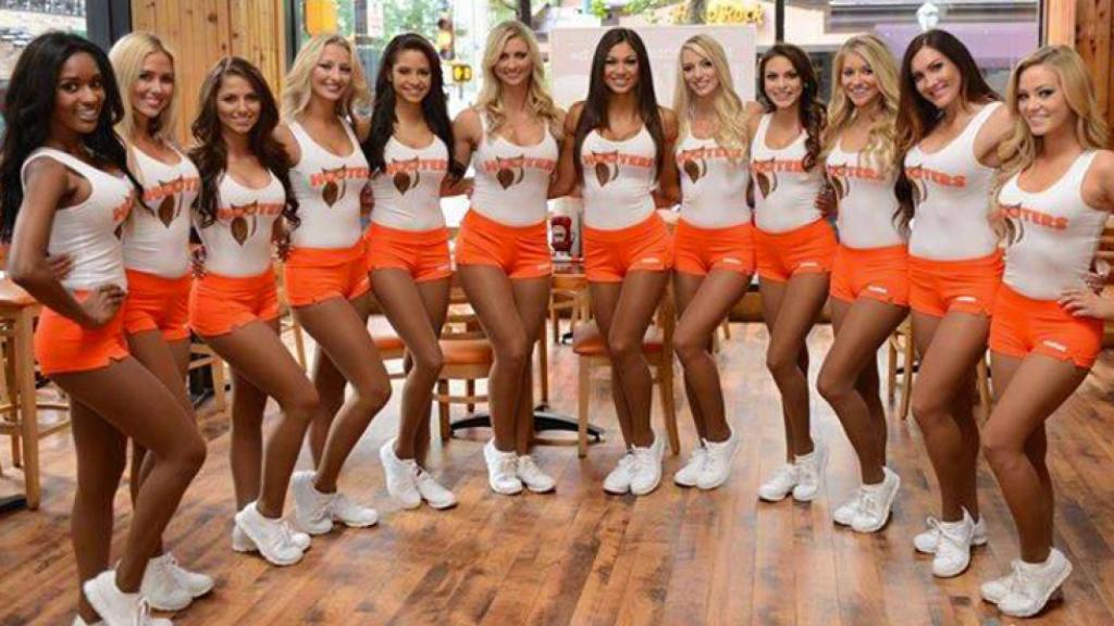 Las camareras de Hooters llevan prendas ajustadas y generosos escotes como reclamo