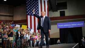 Trump saluda a los simpatizantes congregados en un mitin en Virginia