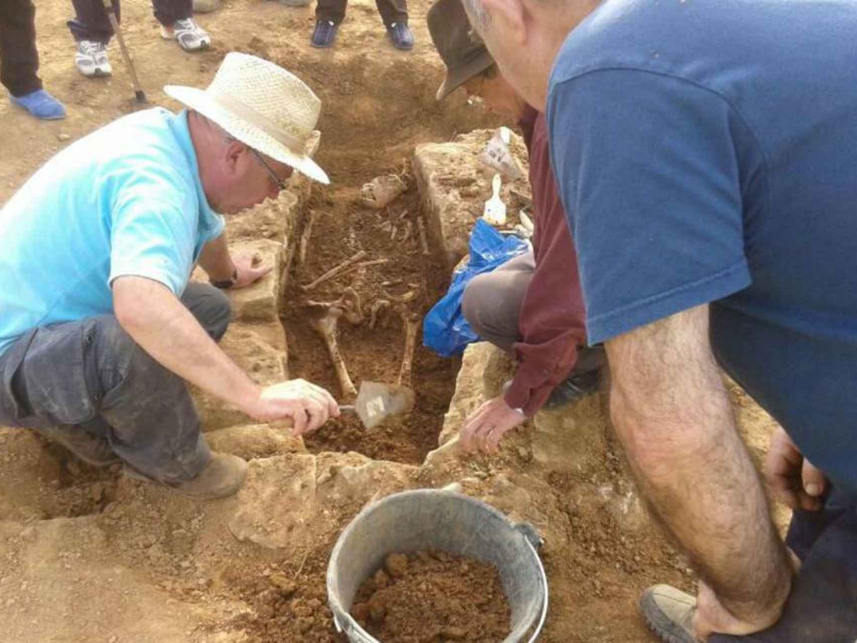 Arqueólogos trabajando en la excavación.