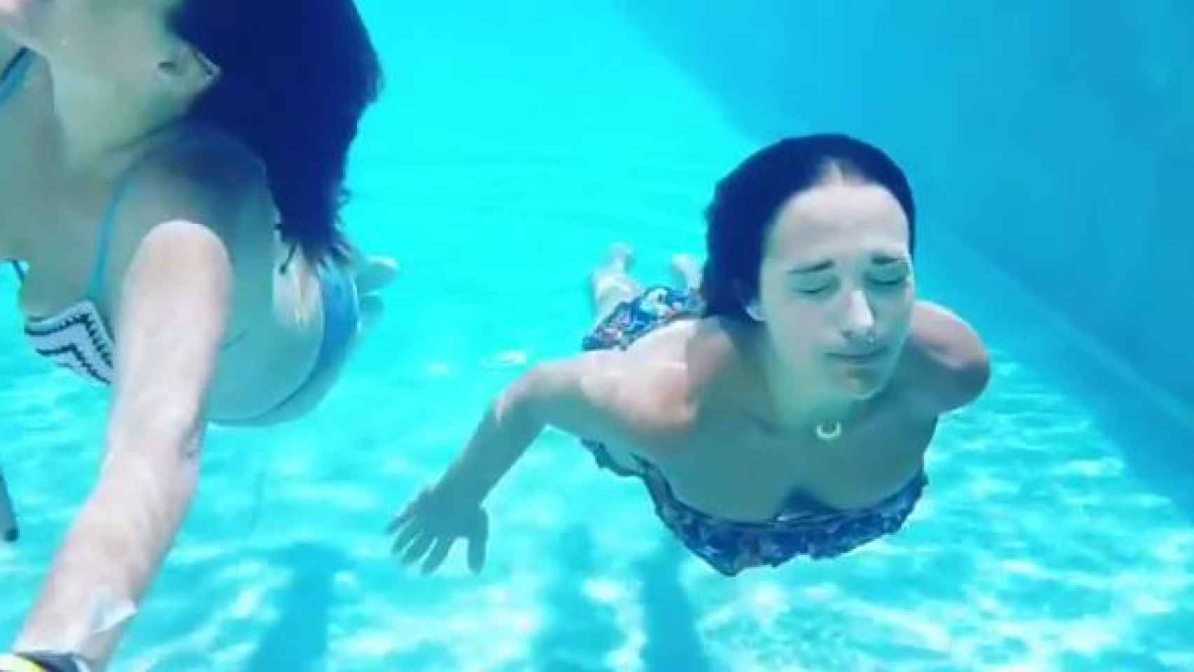 Captura de uno de los vídeos de Paula bajo el agua.
