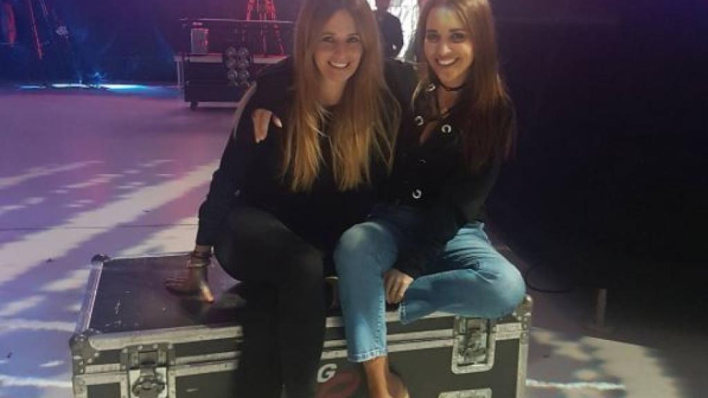 Paula junto a la mujer de Poty en los ensayos del concierto OT: El reencuentro.