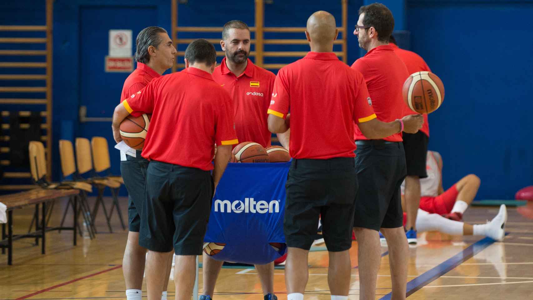 El cuerpo técnico de la selección de baloncesto, con Jenaro Díaz en el centro.