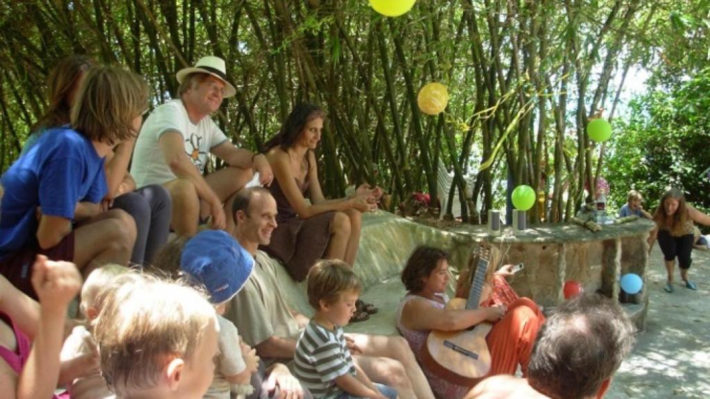 El gurú de la secta, con sombrero, junto a los demás miembros de la secta en una convivencia