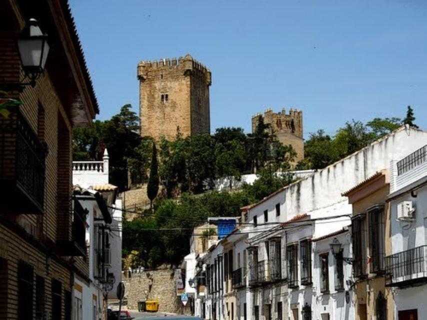El castillo de Montemayor visto desde una de las calles del pueblo cordobés.