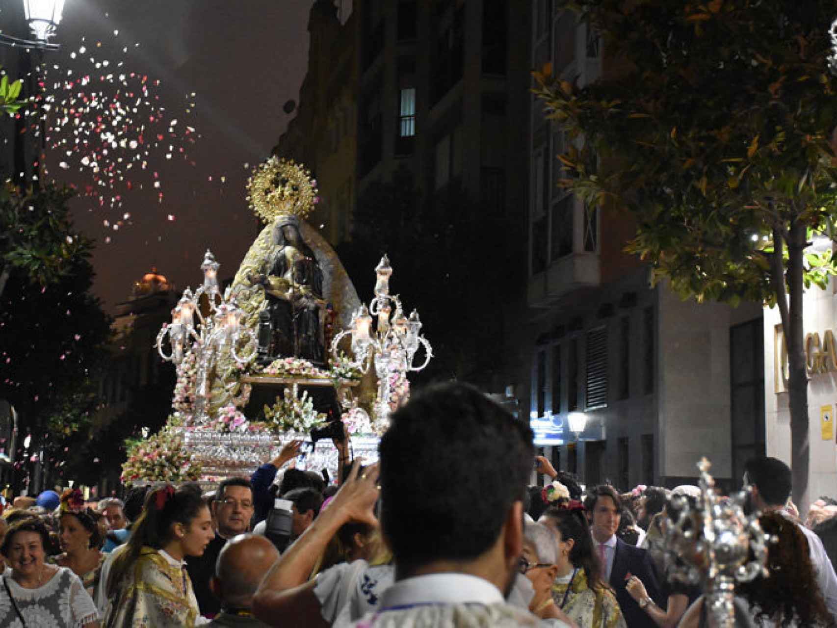 Pétalos y cánticos de guapa a la Virgen a su paso por las calles principales de Ceuta.