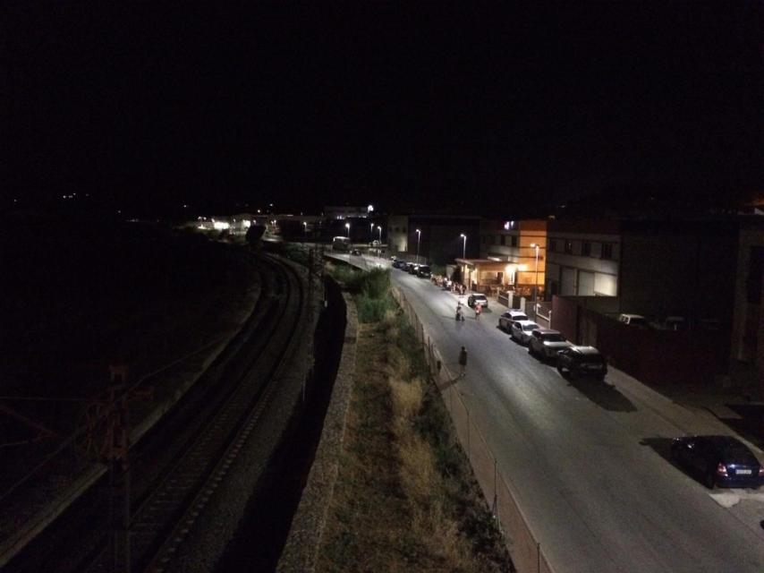 Las vías del tren siguen junto al polígono industrial, separados ambos por una alambrada. Nadie vio a Lucía Vivar en este punto.