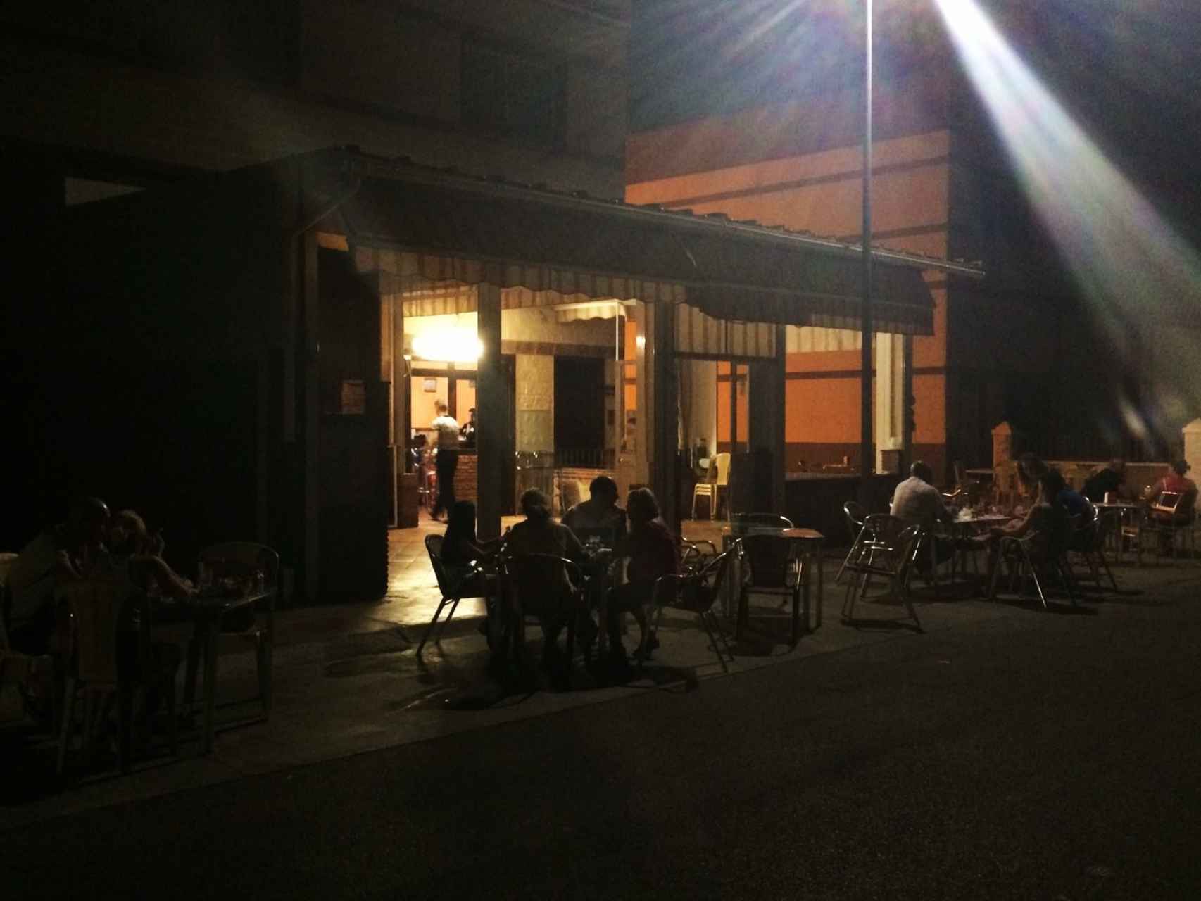 Aquella noche había 160 personas en el bar El Rincón del Mohíno, que había extendido decenas de mesas junto a la carretera que discurre pegada a las vías del tren.