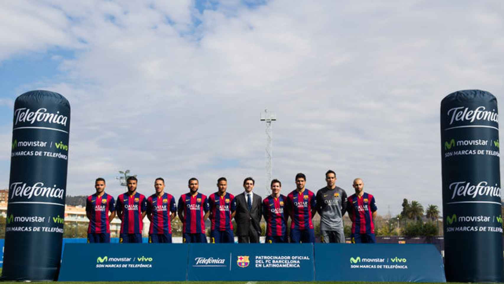 El FC Barcelona posando junto a los logos de Telefónica.