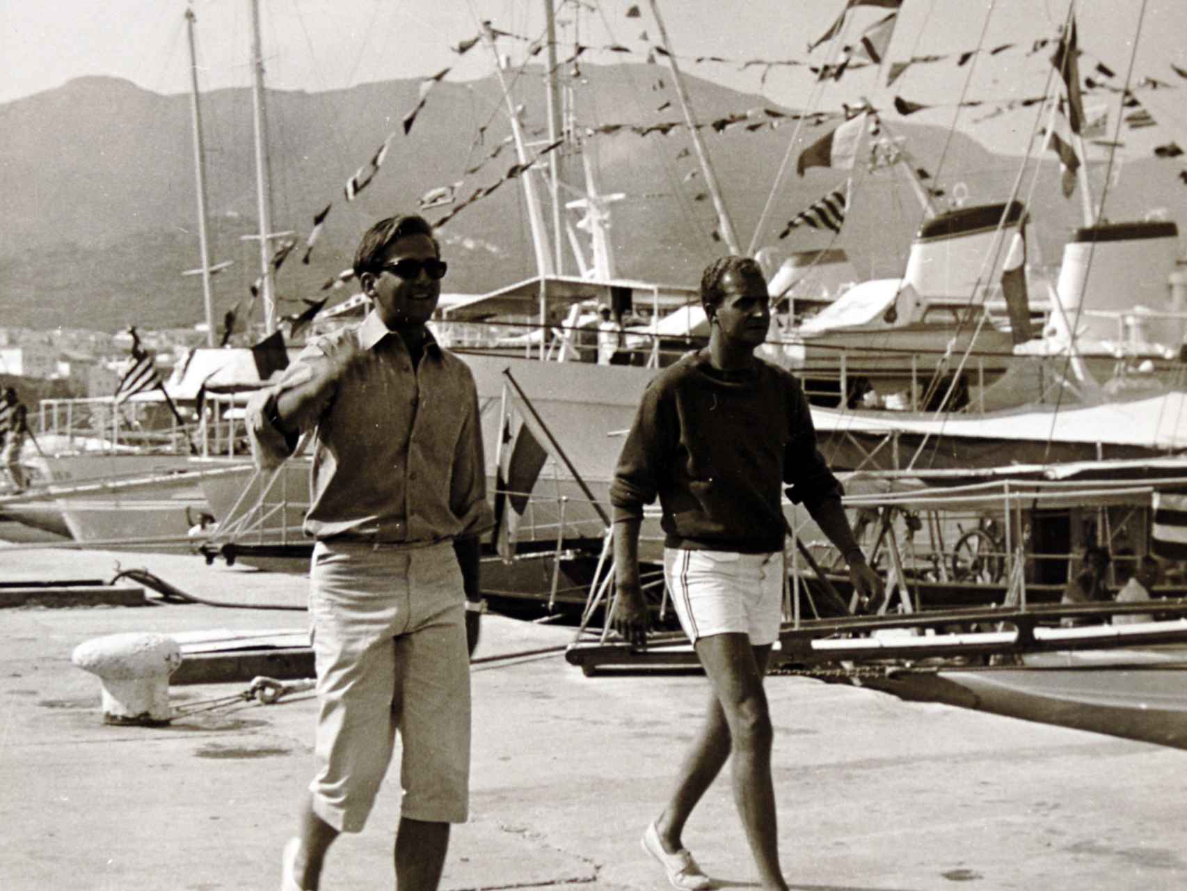 El rey Juan Carlos (dcha.) junto a su cuñado, Constantino de Grecia, en unas vacaciones.