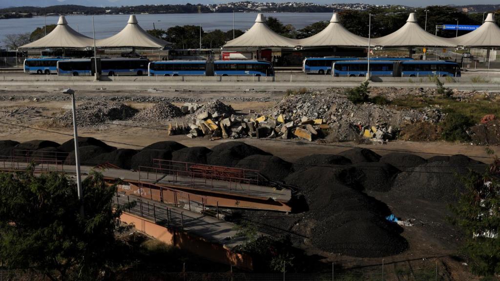 Actualmente sigue en obras la estación de autobuses desde la cual saldrían las líneas hacia las sedes olímpicas.