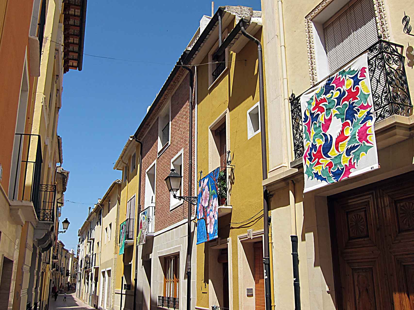 Calle del pueblo adornada con los lienzos.