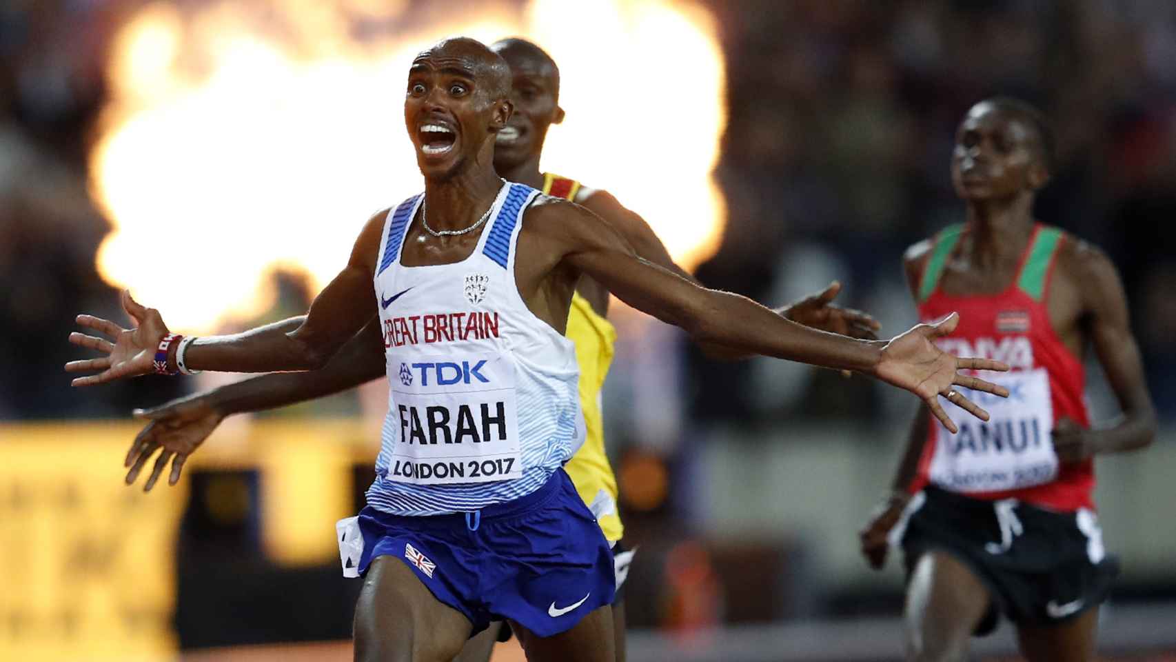 Mo Farah celebra su victoria en la final de 10.000 metros.