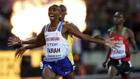 Mo Farah celebra su victoria en la final de 10.000 metros.