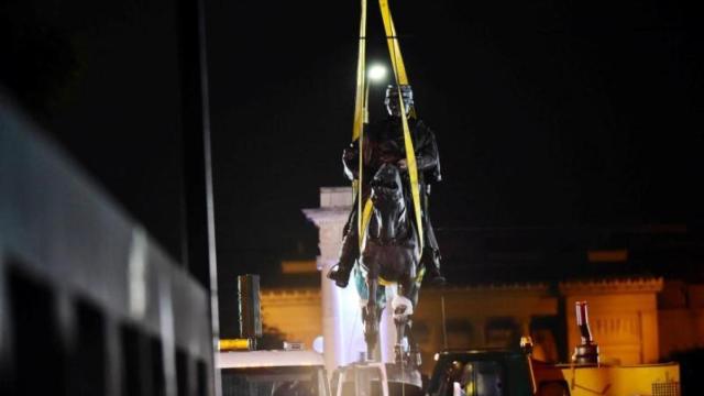 Retirada de una estatua a un general del bando confederado en Nueva Orleans