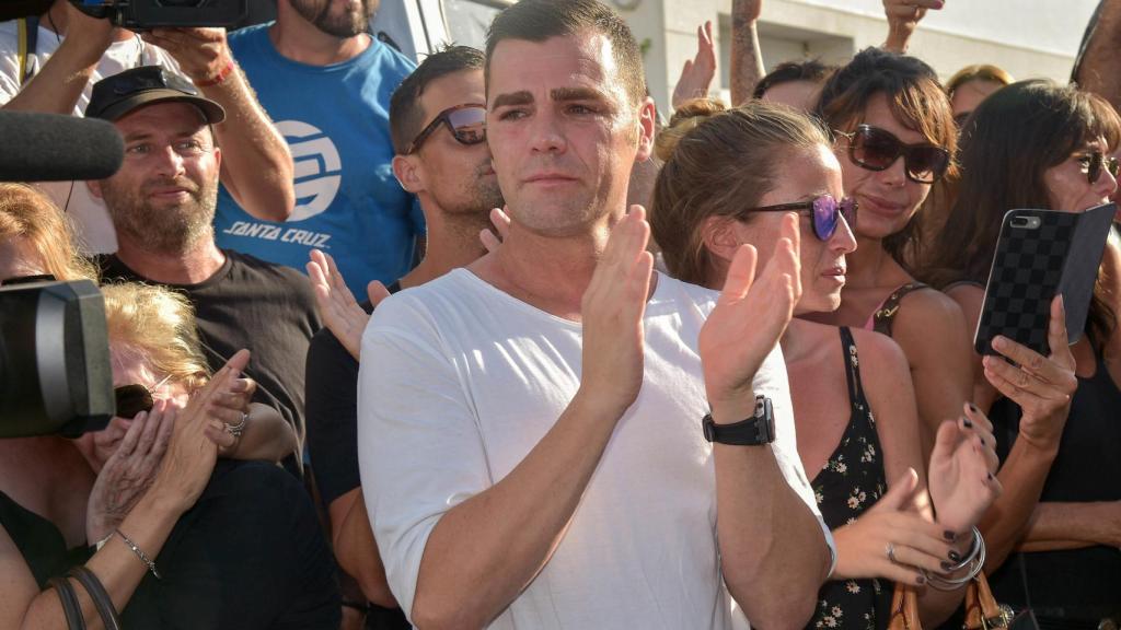 Fonsi Nieto, durante el homenaje de esta tarde a las puertas del tanatorio de Ibiza.