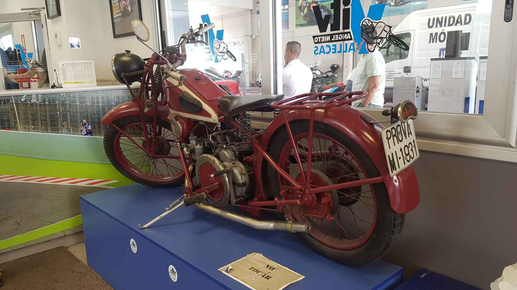 Una de las motocicletas de Ángel Nieto en la ITV de Vallecas