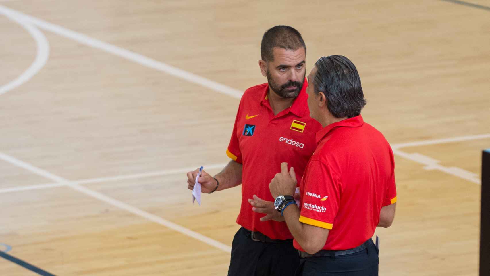 Jenaro Díaz conversa con Sergio Scariolo en un entrenamiento de la selección.