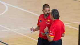 Jenaro Díaz conversa con Sergio Scariolo en un entrenamiento de la selección.