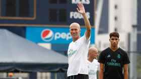Zidane saluda delante de un Achraf concentrado