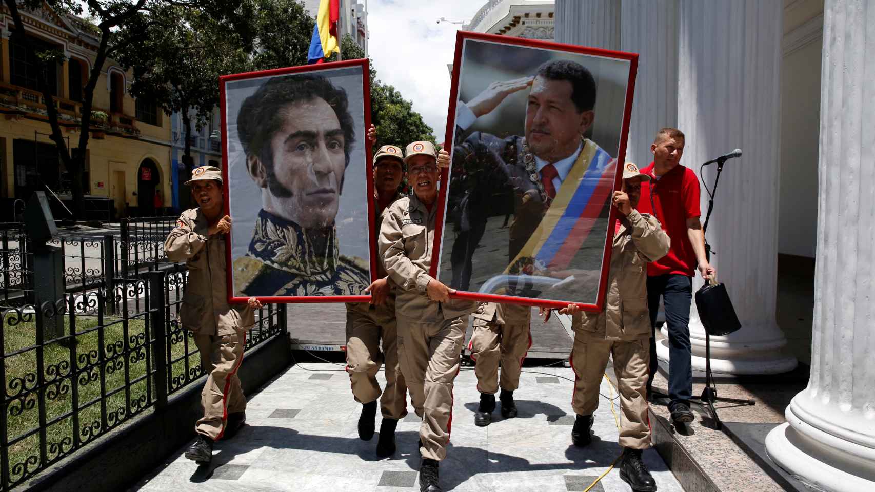 Los retratos de Chávez y Bolívar han vuelto al Parlamento