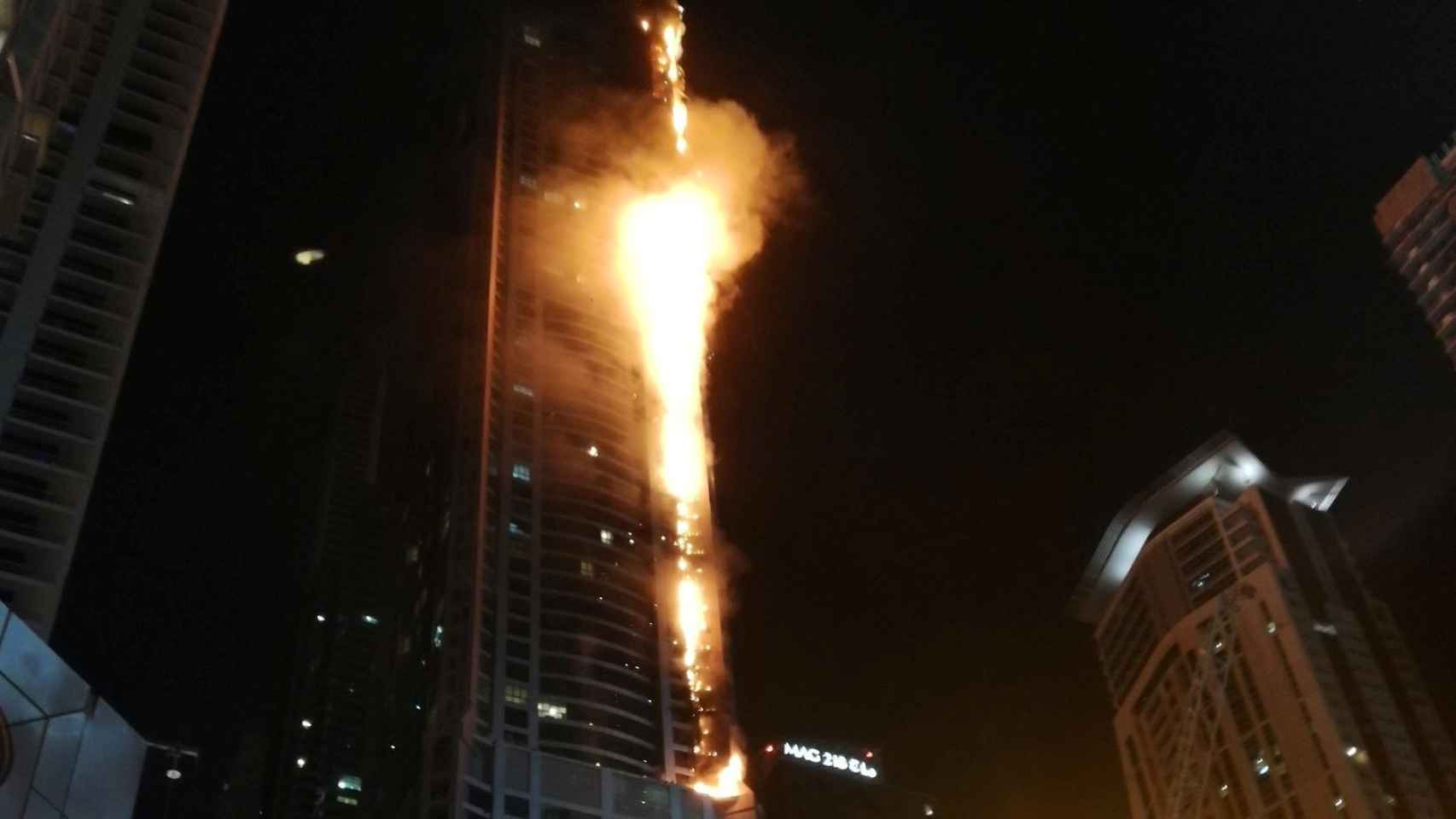 Grave incendio en la Torre Antorcha de Dubái. Reuters HAMAD I MOHAMMED