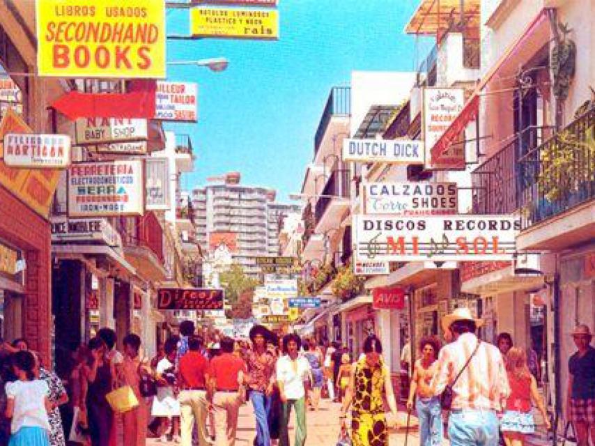 Torremolinos pasó de ser un pueblo blanco de casas bajas a un gigante de hormigón armado