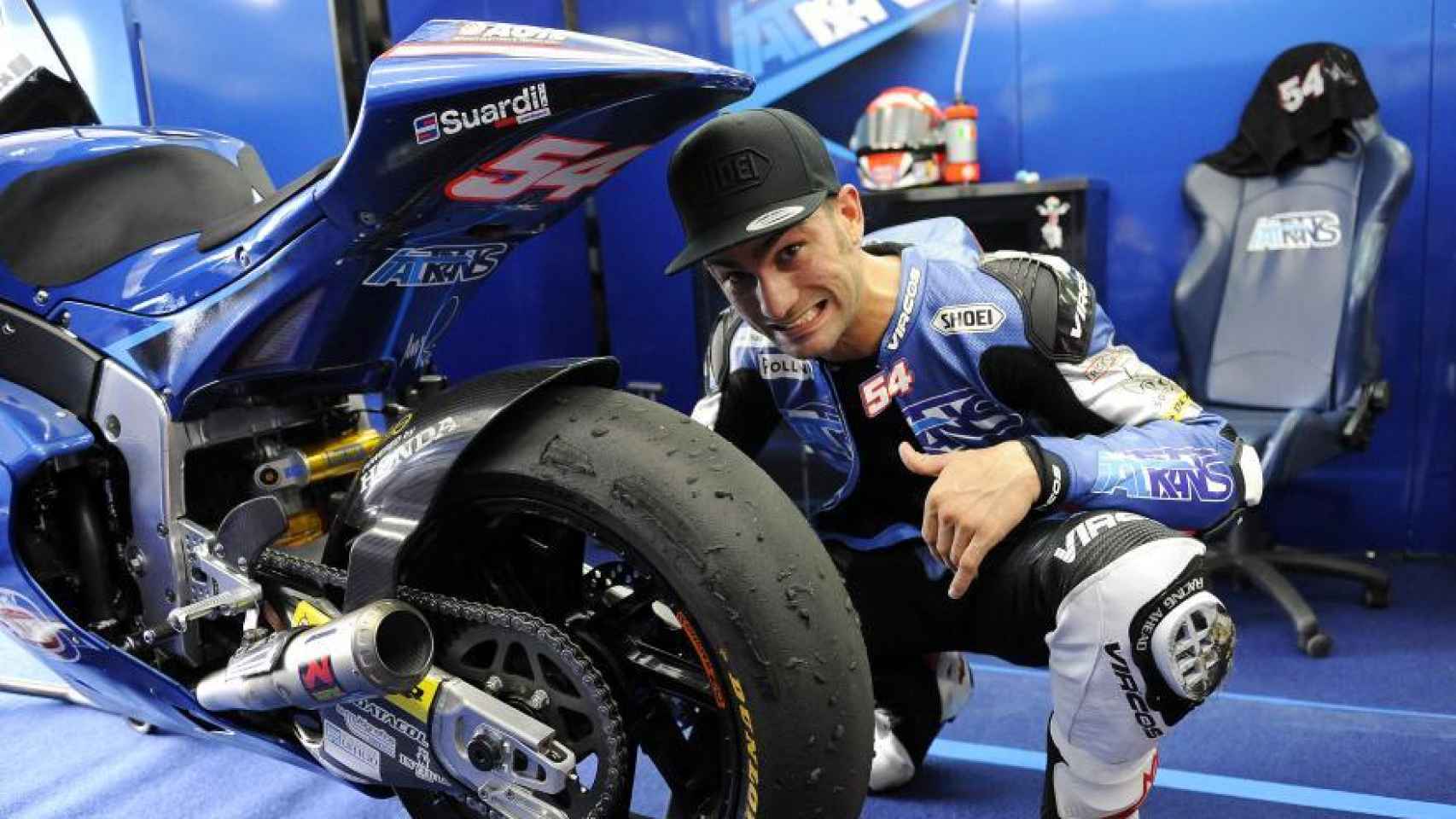 Mattia Pasini muestra el estado de su neumático trasero tras una carrera de esta temporada.