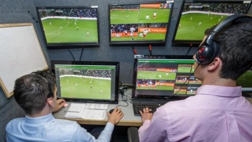 Colegiados del videoarbitraje frente a televisiones.