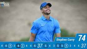 Stephen Curry jugando al golf.