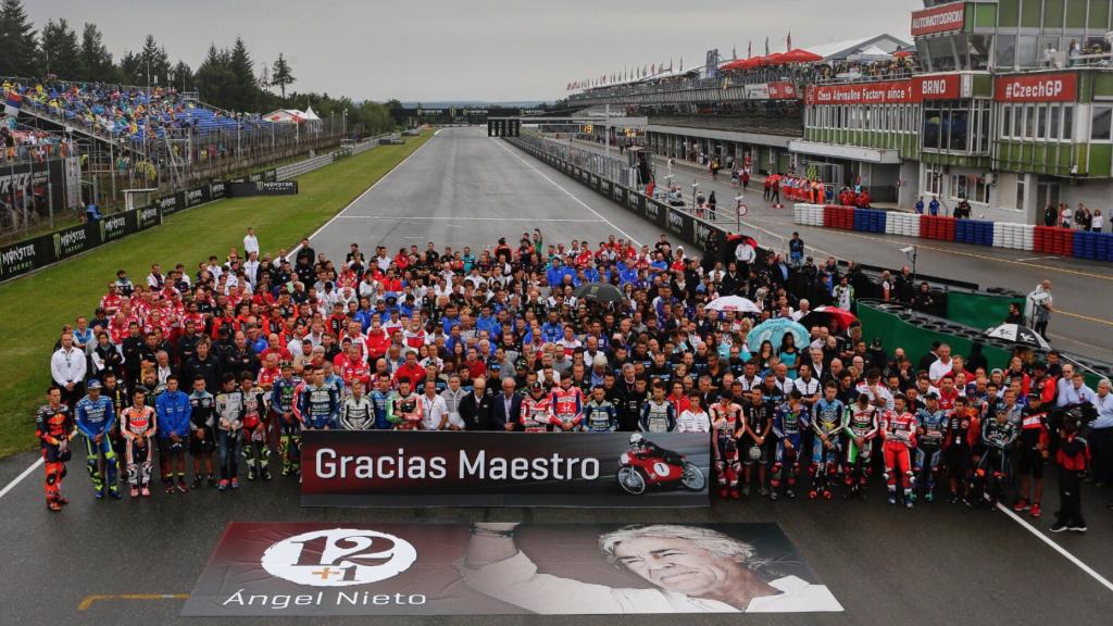 Minuto de silencio en honor a Ángel Nieto.