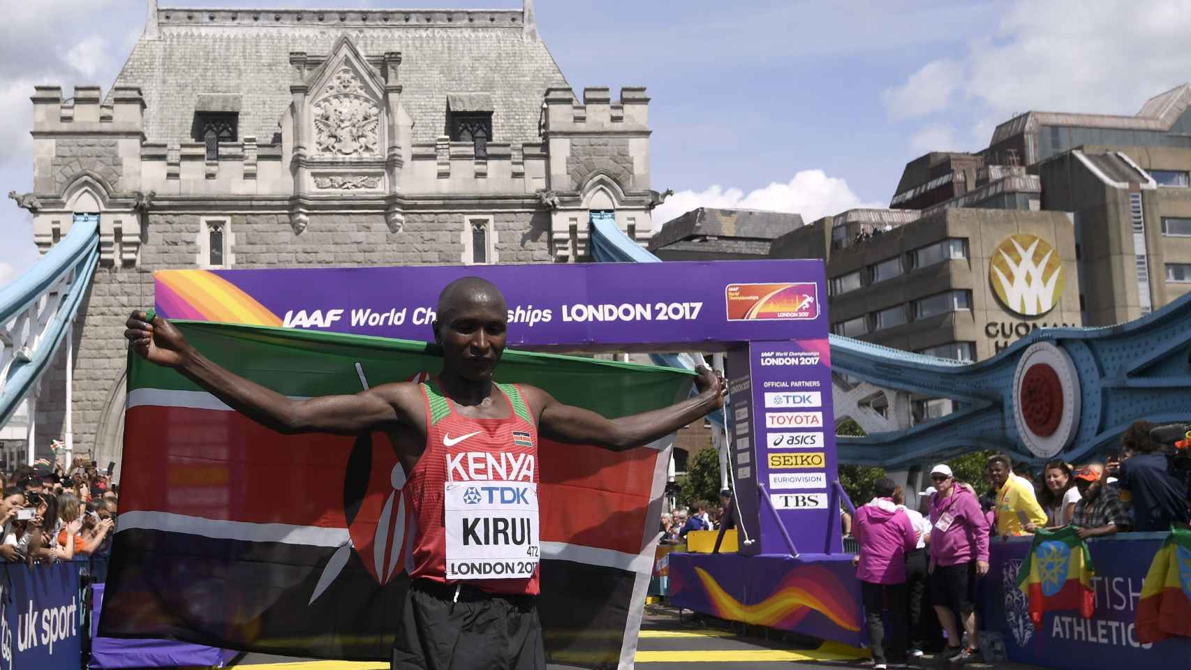 Kirui celebra su victoria en el maratón de Londres.