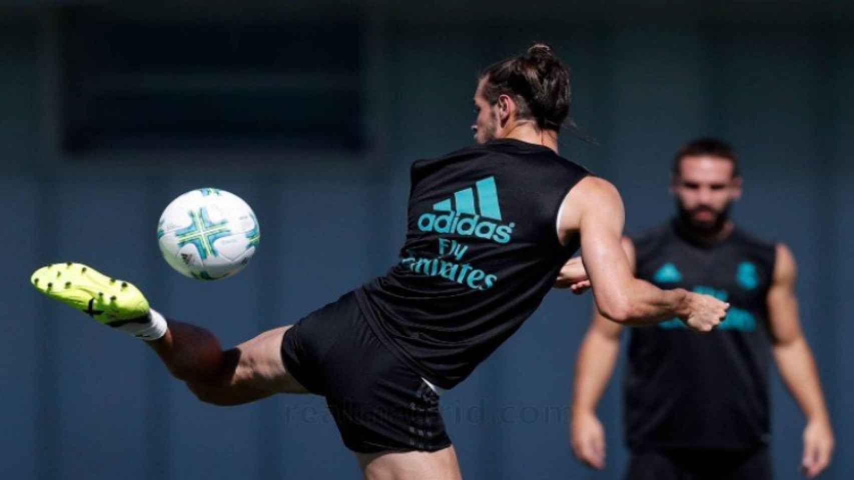 Gareth Bale controlando un balón.