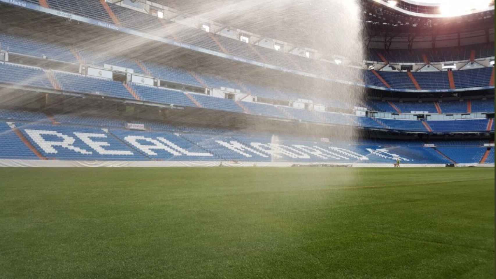 Paul Burgess muestra el estado del césped del Santiago Bernabéu.