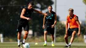Cristiano dirige el balón frente a Marcos Llorente