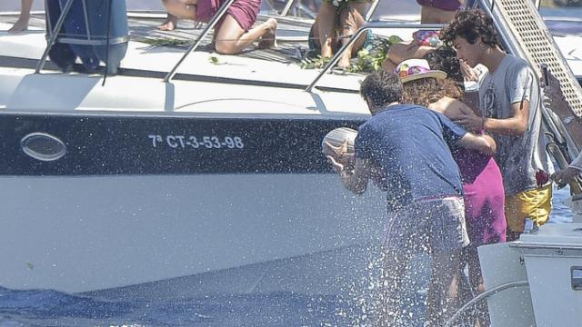 Gelete Nieto tira un ramo de flores y las cenizas de su padre al agua.