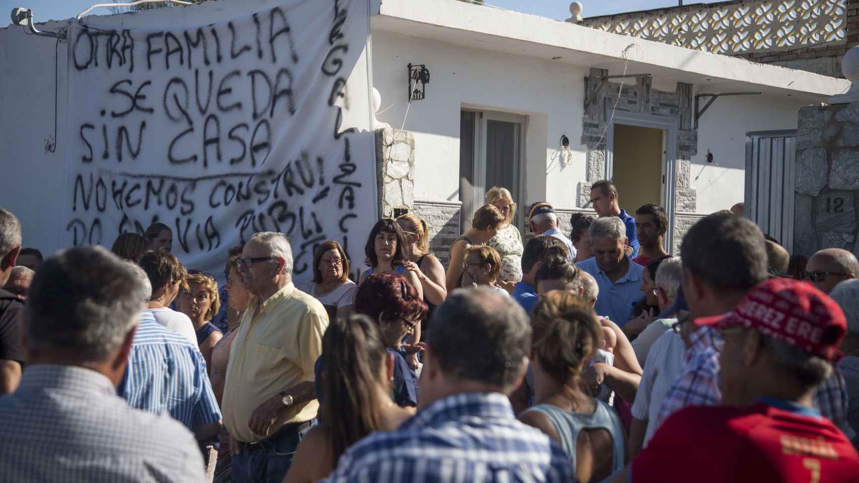 Vecinos de Las Pachecas manifestándose ante el  12 de la calle Laguna de la Isleta para impedir la futura demolición